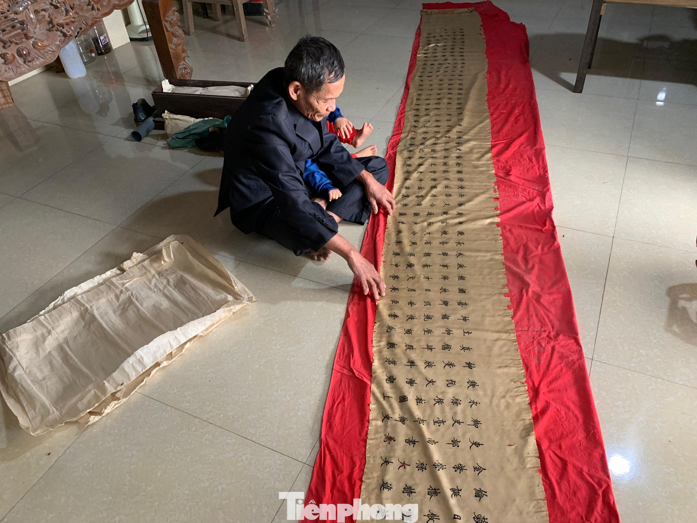 Sắc phong lụa gấm có 318 chữ Hán được viết lên lụa, nét chữ mềm mại, bố cục theo 63 hàng dọc, 5 hàng ngang, có độ dài 4,5m, rộng 0,5m.