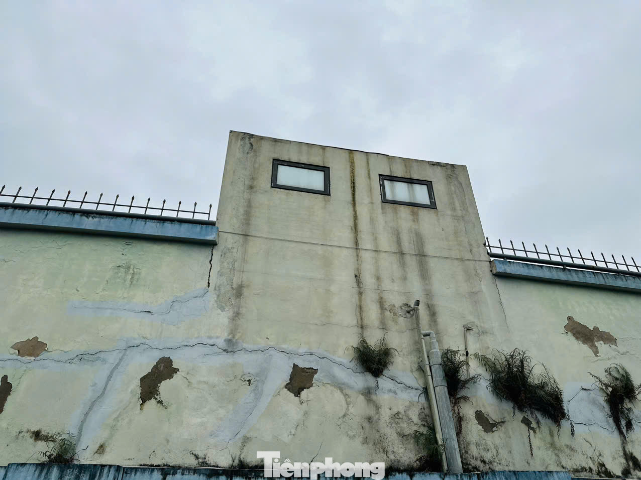 Nhiều hạng mục tại sân vận động Hà Tĩnh xuống cấp. Nhiều hạng mục tại sân vận động Hà Tĩnh xuống cấp.