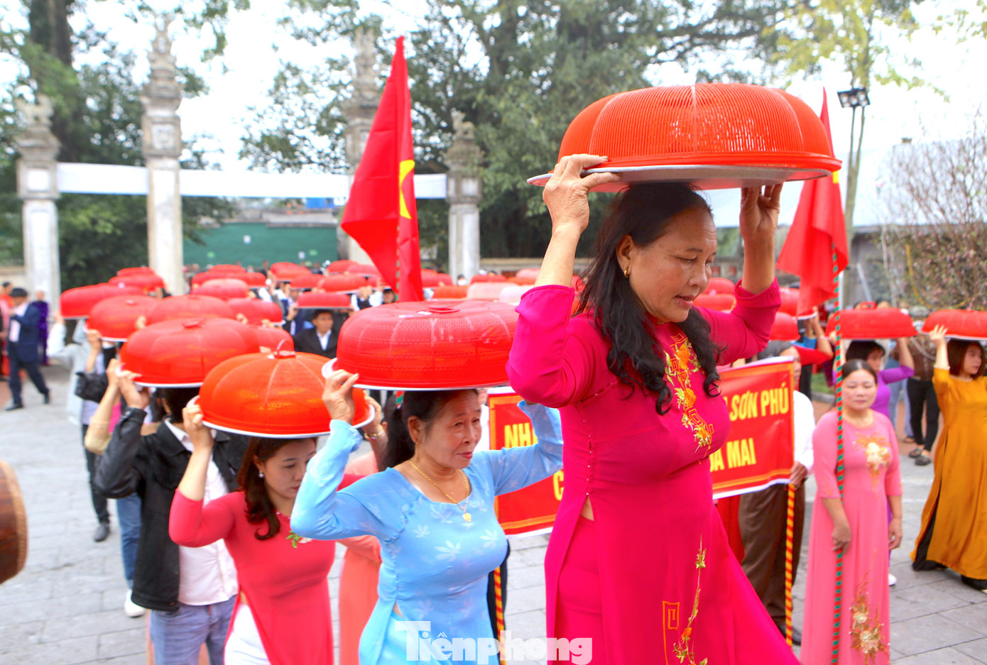 Bánh chưng là lễ vật không thể thiếu trong mâm cỗ dâng lên vua Mai trong ngày giỗ.