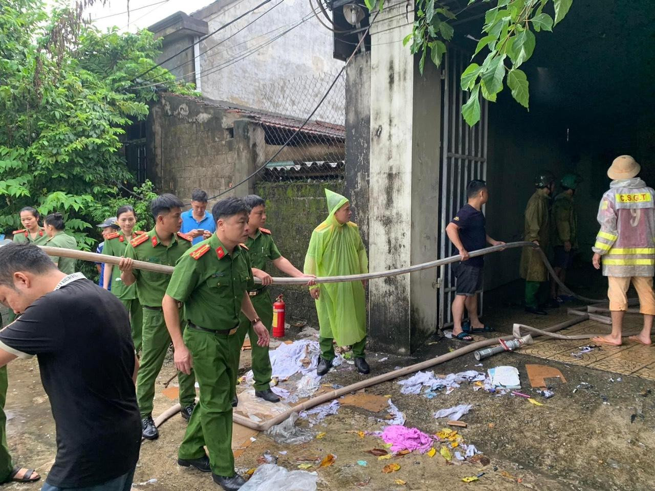 Lực lượng chức năng có mặt tại hiện trường để dập lửa.