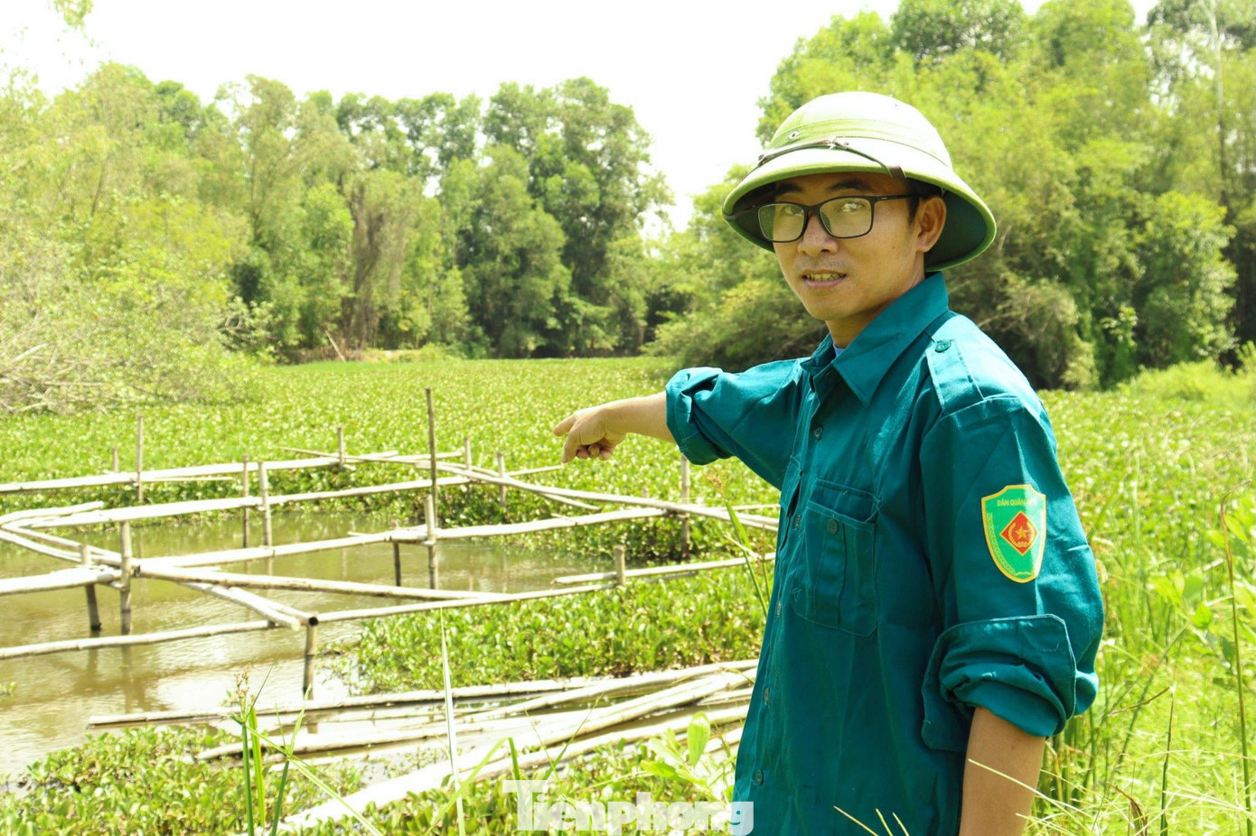 Anh Sỹ giới thiệu mô hình nuôi ốc bươu đen. Anh Sỹ giới thiệu mô hình nuôi ốc bươu đen.