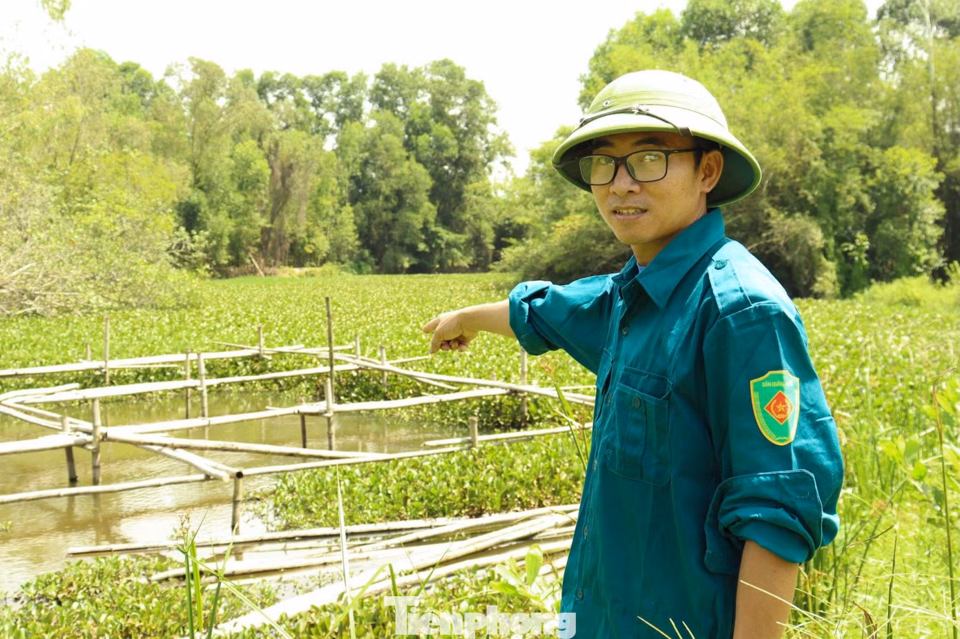Anh Sỹ giới thiệu mô hình nuôi ốc bươu đen.