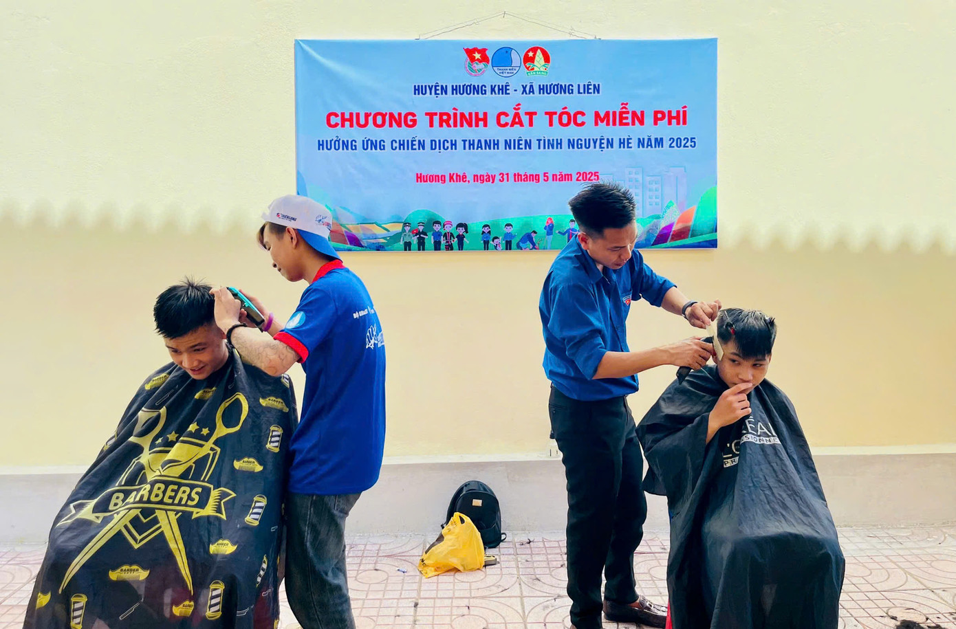 Tổ chức cắt tóc miễn phí tại huyện Hương Khê.