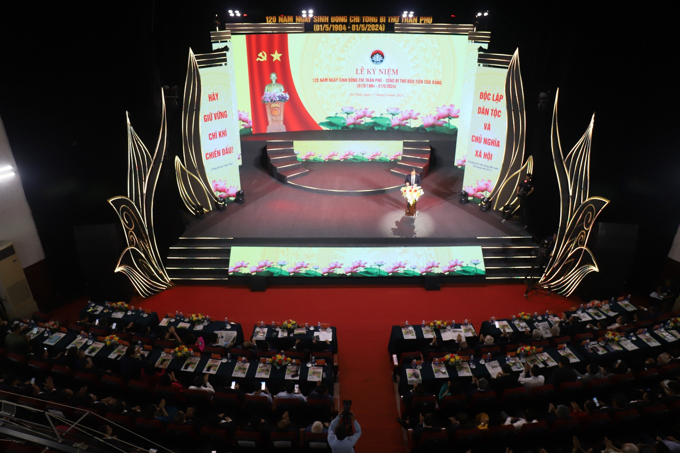 Toàn cảnh buổi lễ kỷ niệm. Toàn cảnh buổi lễ kỷ niệm.