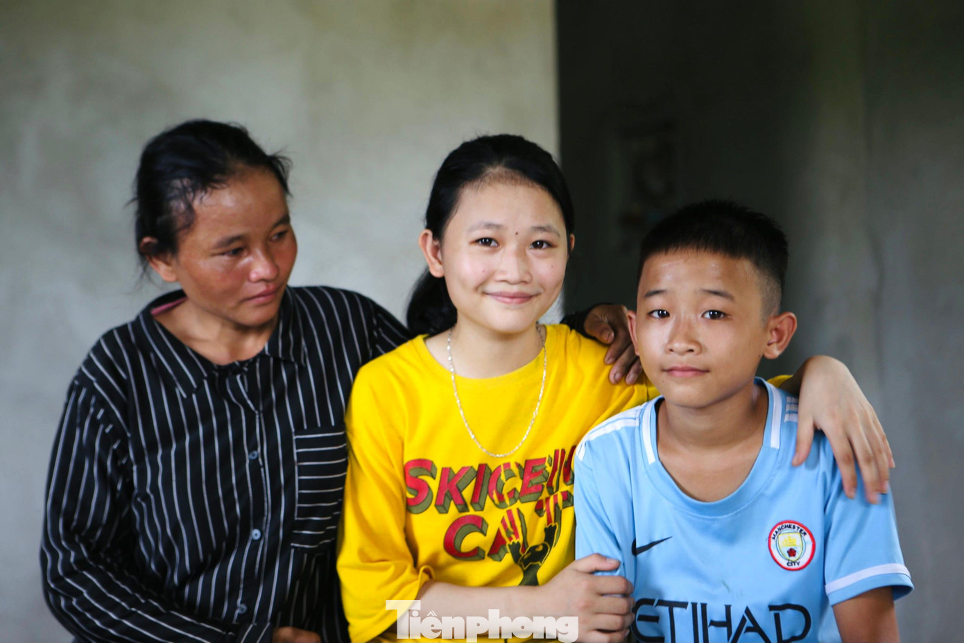 Dù vất vả, nhưng mẹ Thu vẫn luôn cố gắng để nuôi hai con khôn lớn. Trong ảnh mẹ Thu cùng em trai Bạch Lê Đức Duy (SN 2006) và Lam.