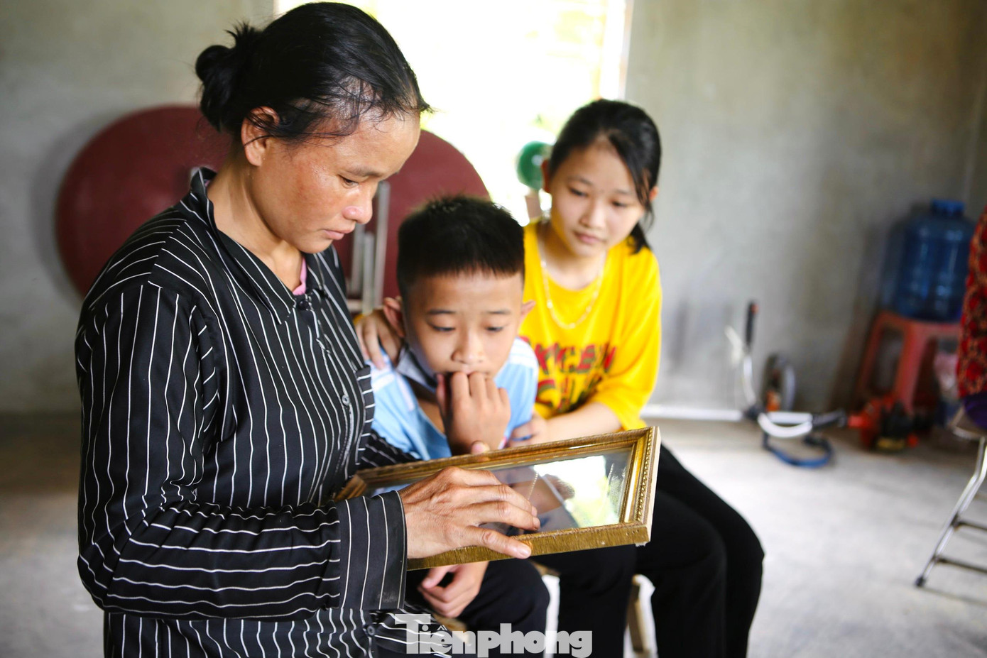 Bố Lam mất khi em vừa tròn 9 tuổi, một mình mẹ tần tảo nuôi hai chị em khôn lớn.