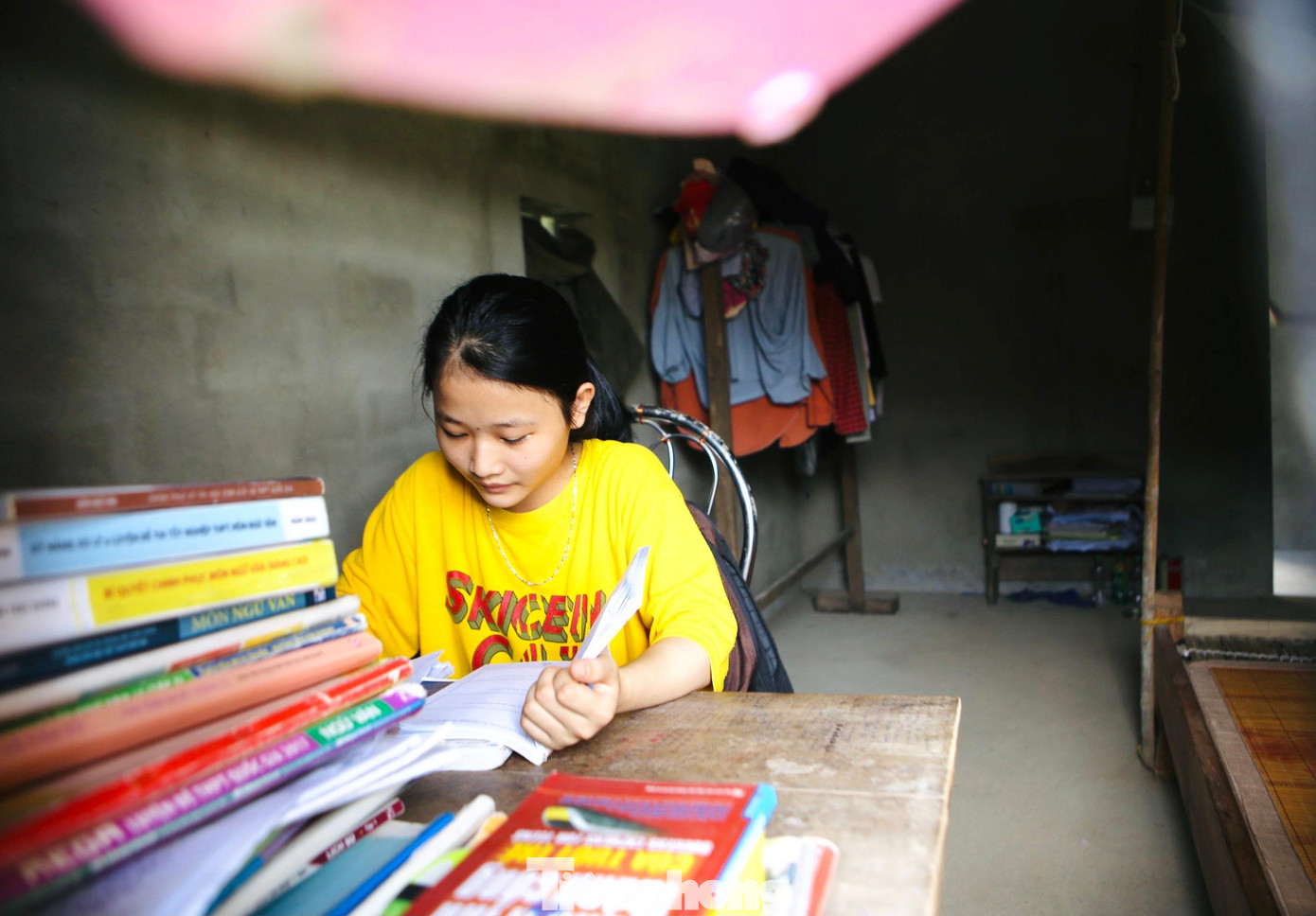 Góc học tập của Lam trong căn nhà nhỏ nơi cuối xóm.