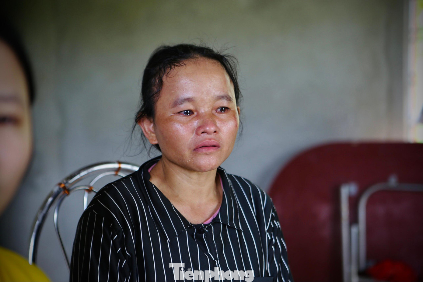 Bà Thu bật khóc trước hoàn cảnh của gia đình.