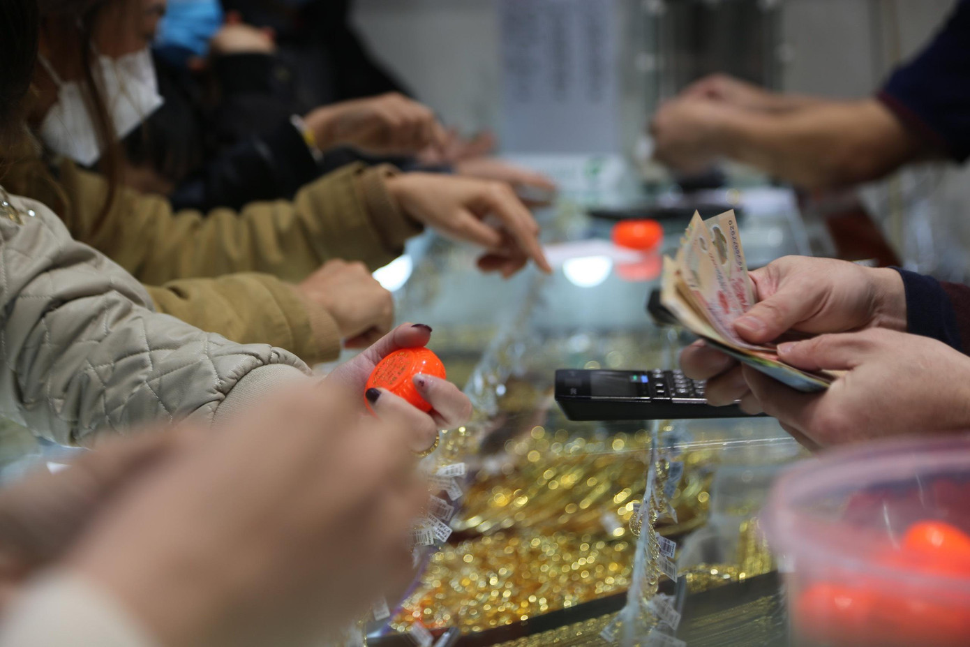 Bà Trần Thị Mai (trú xã Tân Lâm Hương) chia sẻ, năm nào trong ngày vía Thần Tài, bà cũng đi mua vàng với mong muốn năm mới phát tài, phát lộc, công việc hanh thông.