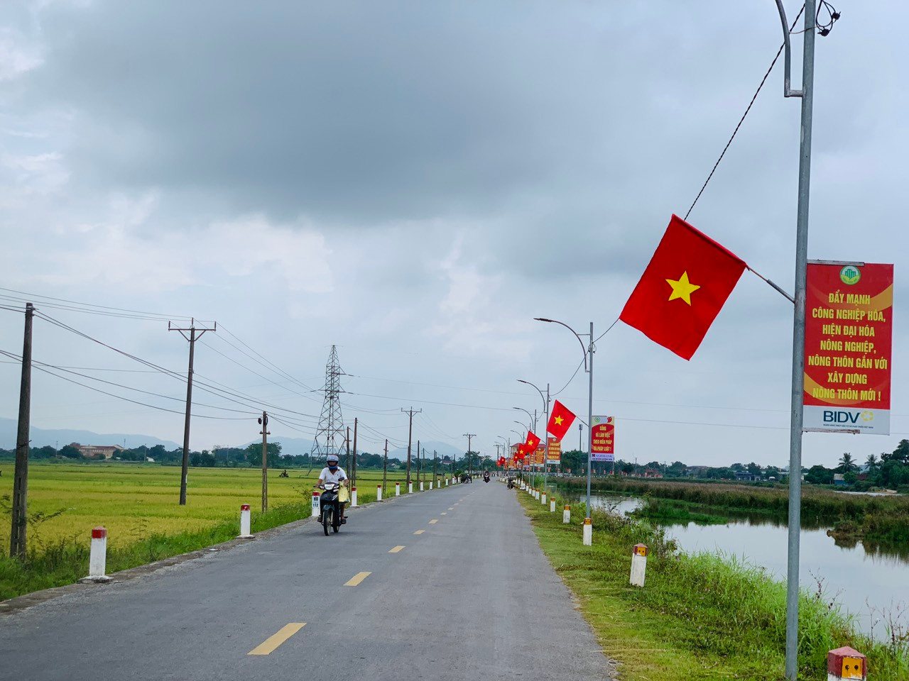 Trên các tuyến đường huyện miền núi Hà Tĩnh cũng được thay mới với cờ đỏ sao vàng rực rỡ.