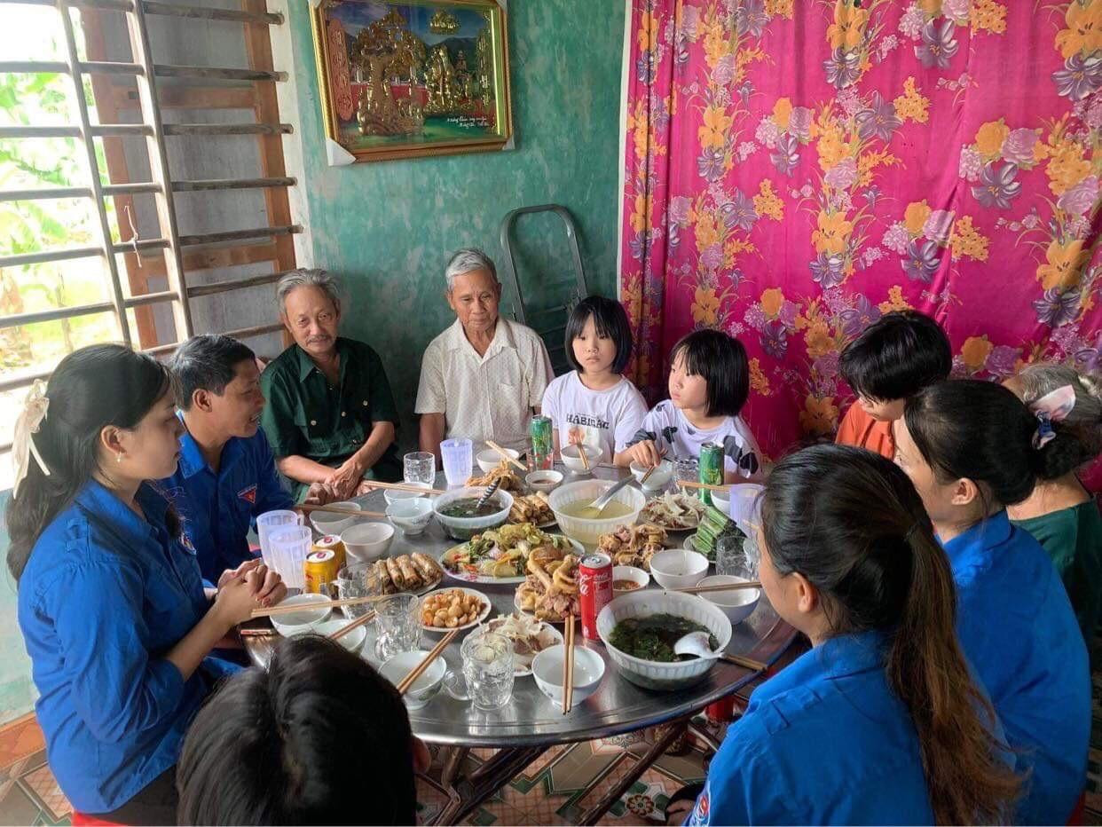 Tại huyện Cẩm Xuyên, các đoàn viên thanh niên tham gia nấu bữa cơm tri ân và được nghe câu chuyện từ chính những người trong cuộc, để thế hệ trẻ ôn lại truyền thống "uống nước nhớ nguồn".