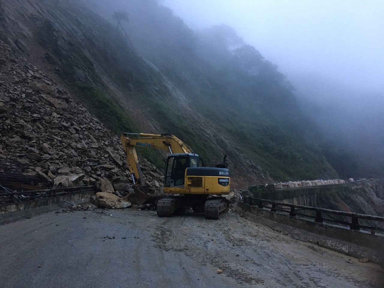 Hiện trường sự cố sạt lở đường lên Cửa khẩu quốc tế Cầu Treo.