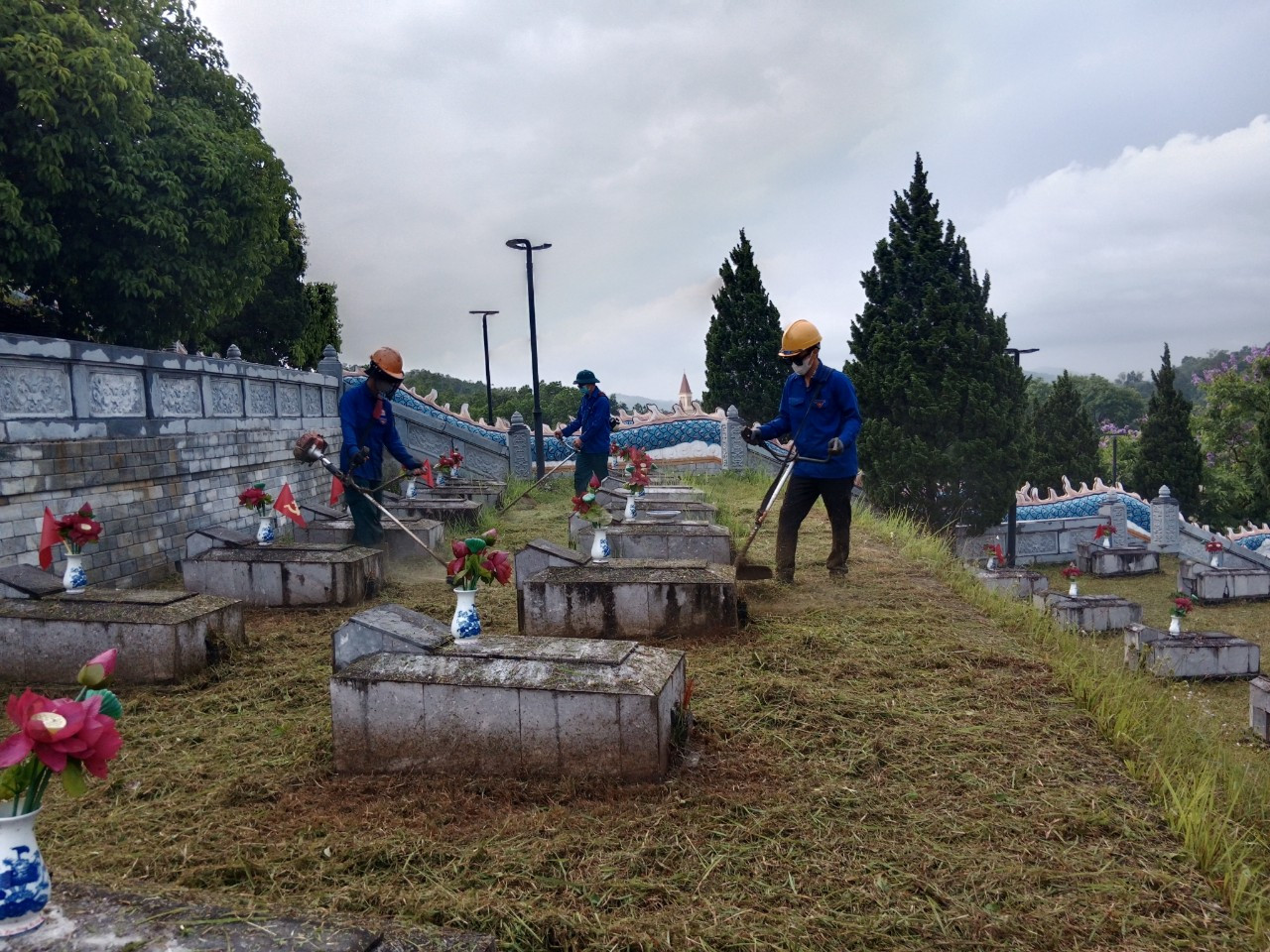 Lực lượng tuổi trẻ Huyện Đoàn Hương Sơn đang tổ chức chỉnh trang khuôn viên Nghĩa trang liệt sĩ Nầm.