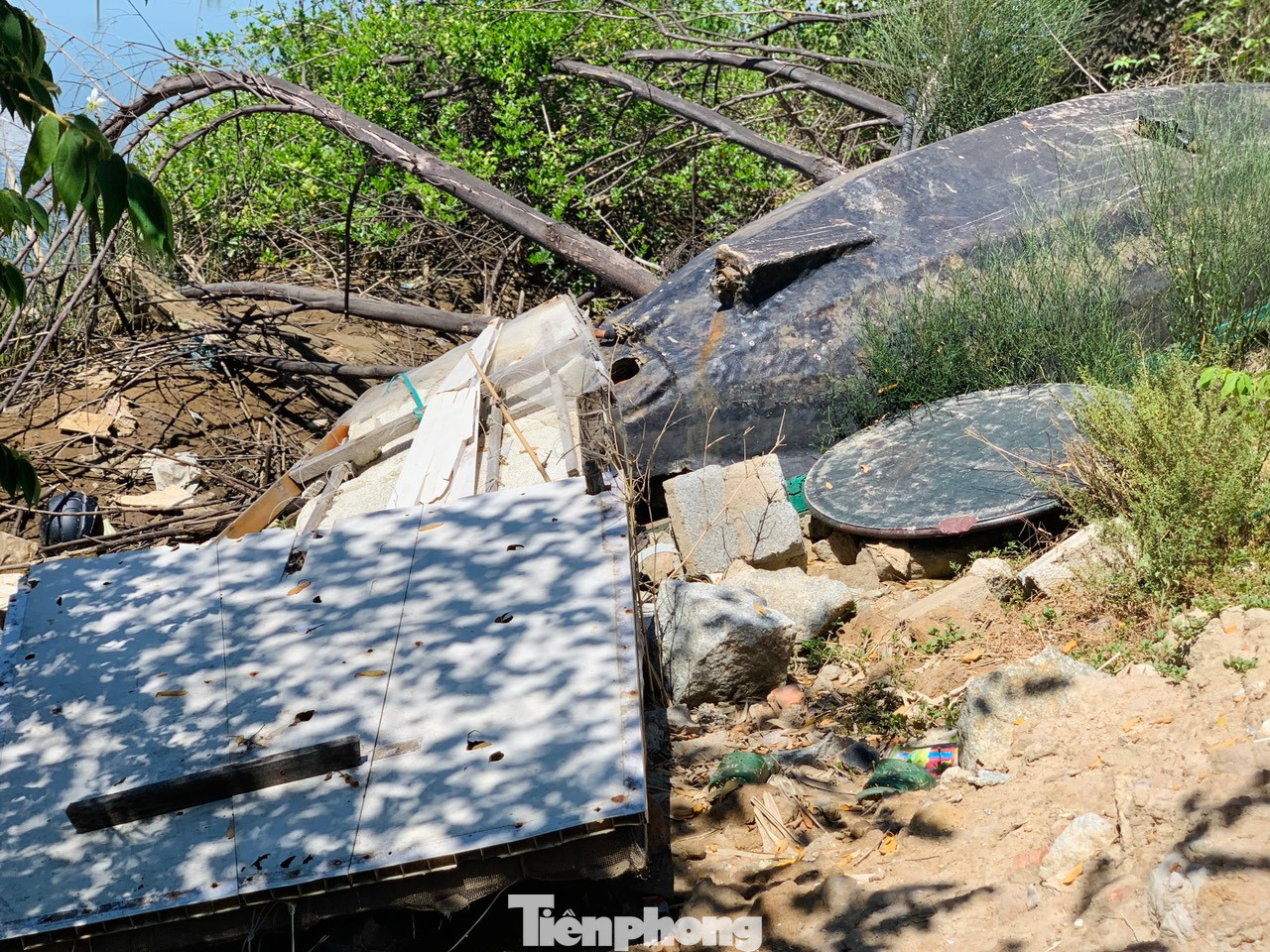 Xác tàu bỏ không bên bờ sông.