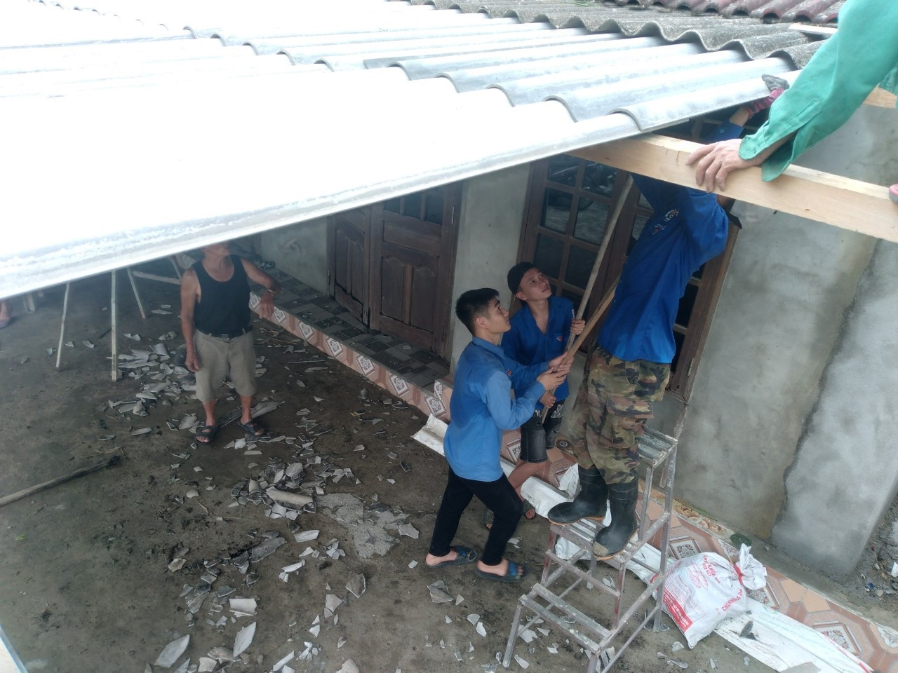 Trước đó, vào khoảng 6h30’ ngày 29/3, trên địa bàn xã Sơn Hồng có mưa lớn, sấm sét và gió to. Khoảng ít phút sau đó xuất hiện cơn gió lốc kéo dài cuốn phăng nhiều mái nhà của người dân trên địa bàn.