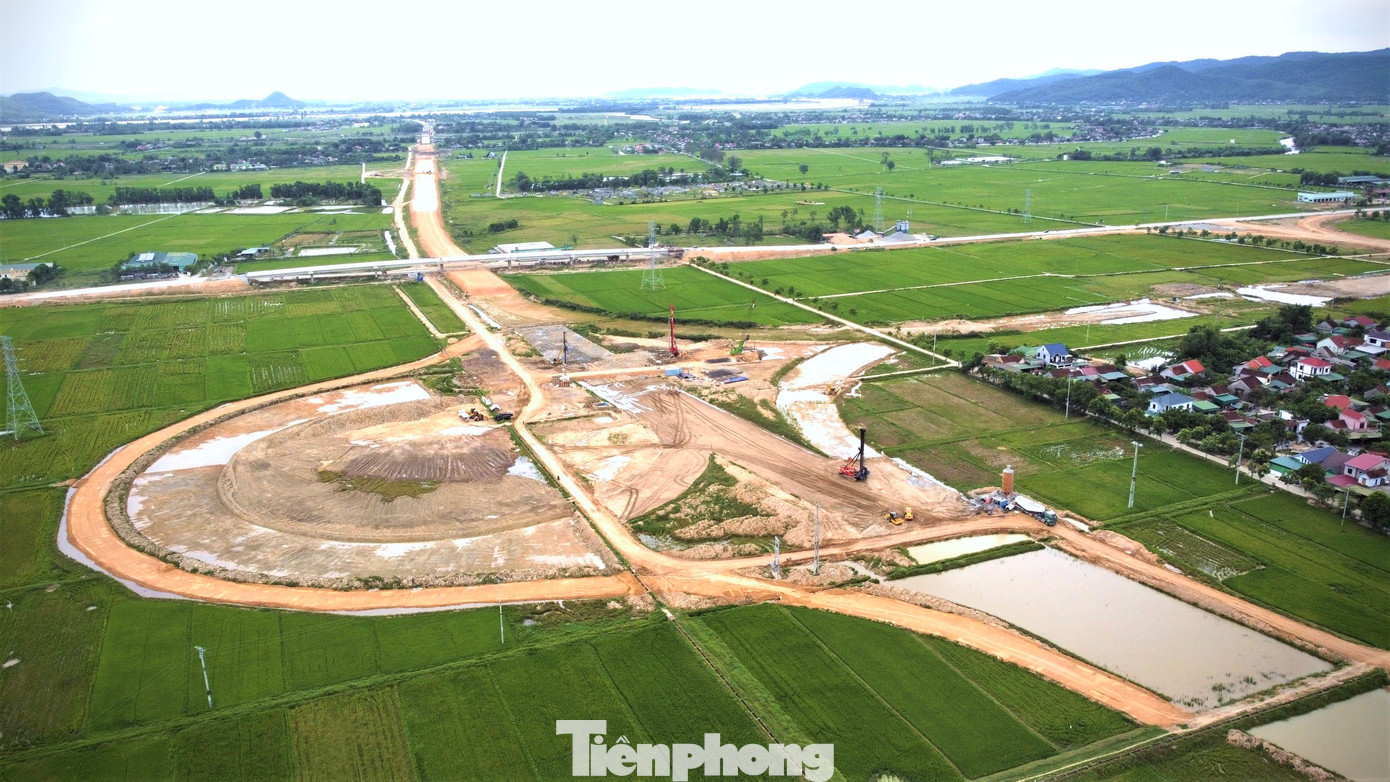 Theo thiết kế, nút giao có các hạng mục chính như: cầu vượt nút giao quốc lộ 8 với 3 nhịp, dài 140m và 6 tuyến đường nhánh...Trong hình nút giao đoạn Bãi Vọt - Hàm Nghi khớp nối với Diễn Châu - Bãi Vọt, đang dần được hình thành.