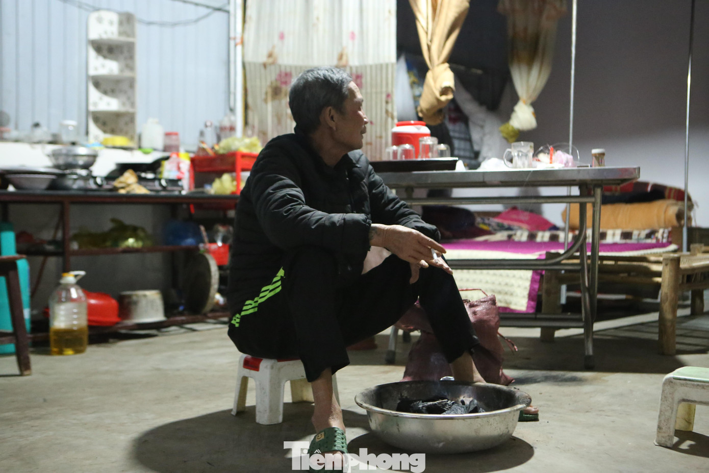 Không chỉ tại các con đường mà nhiều nhà dân cũng phải làm bếp than để chống rét. Không chỉ tại các con đường mà nhiều nhà dân cũng phải làm bếp than để chống rét.