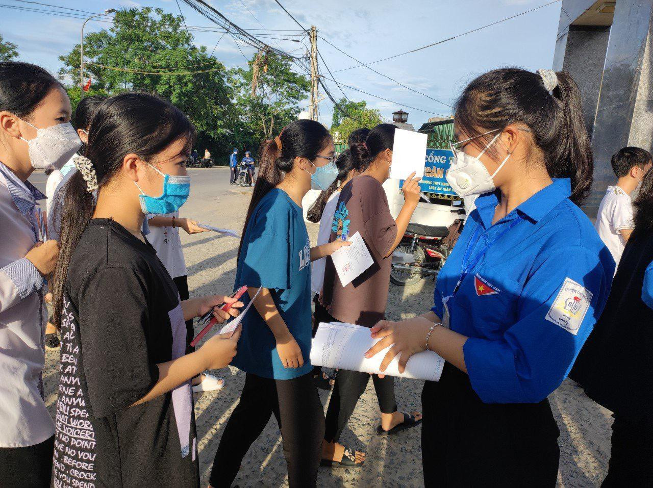 Những thí sinh được các tình nguyện viên hỗ trợ trước khi vào phòng thi. Những thí sinh được các tình nguyện viên hỗ trợ trước khi vào phòng thi.