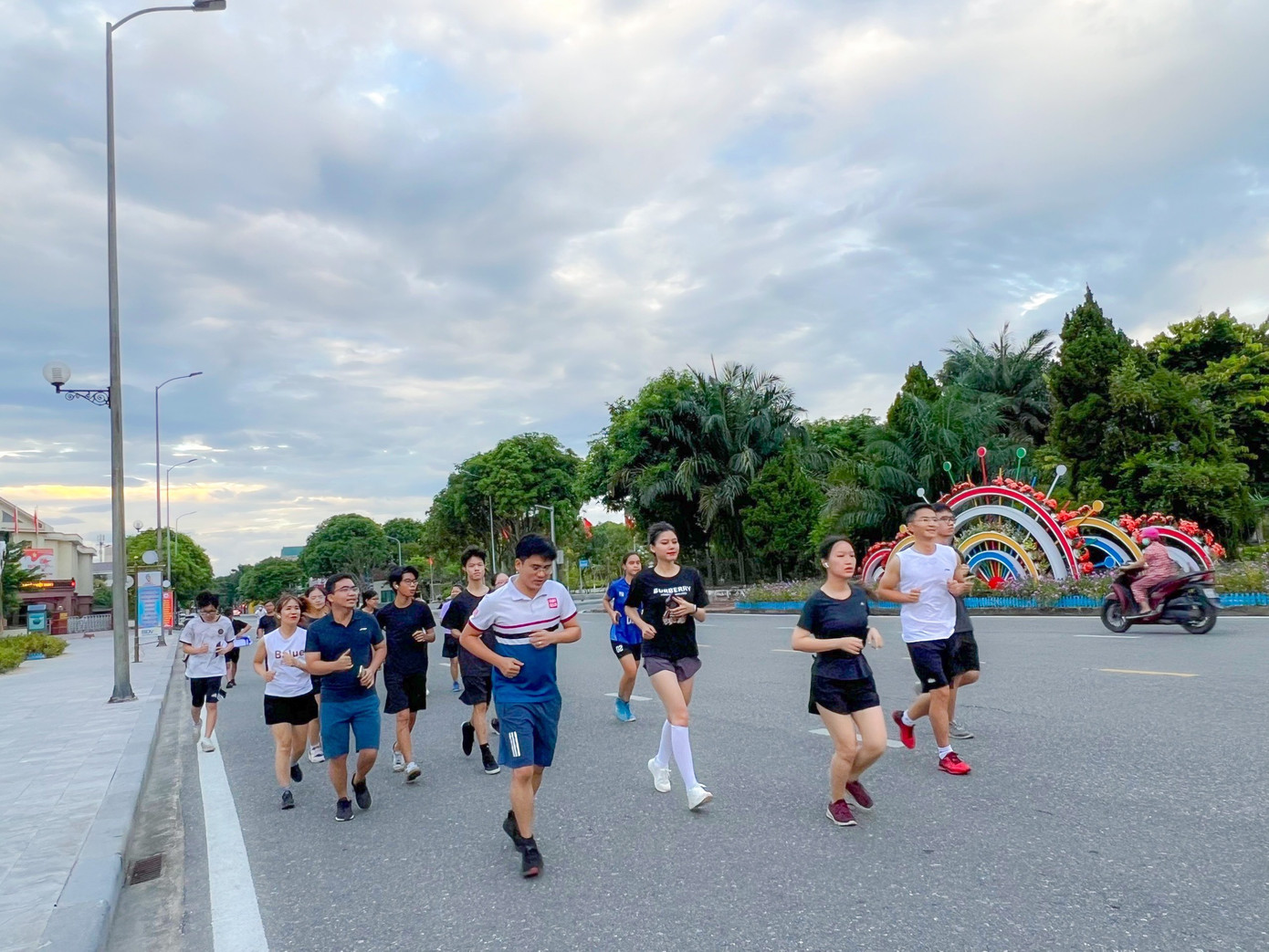 Tuổi trẻ Thành đoàn Hà Tĩnh có số lượng bạn trẻ tham gia chạy rất đông.