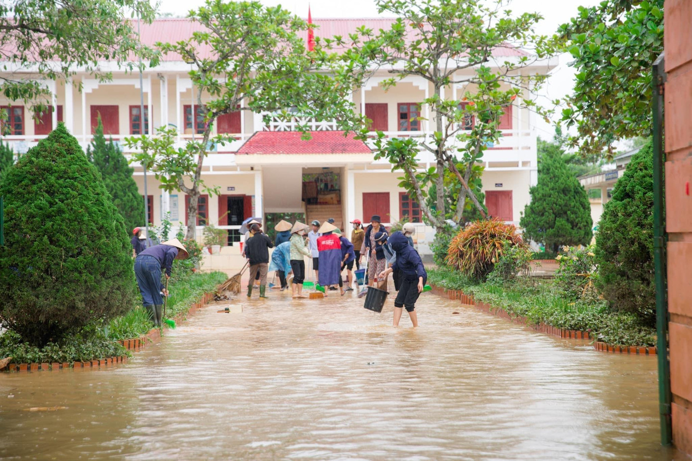Có những chỗ ngập sâu đến 2m, nhưng may mắn thiết bị dạy học tại trường đã được di dời đến vị trí an toàn nên không gây thiệt hại nhiều. Có những chỗ ngập sâu đến 2m, nhưng may mắn thiết bị dạy học tại trường đã được di dời đến vị trí an toàn nên không gây thiệt hại nhiều.