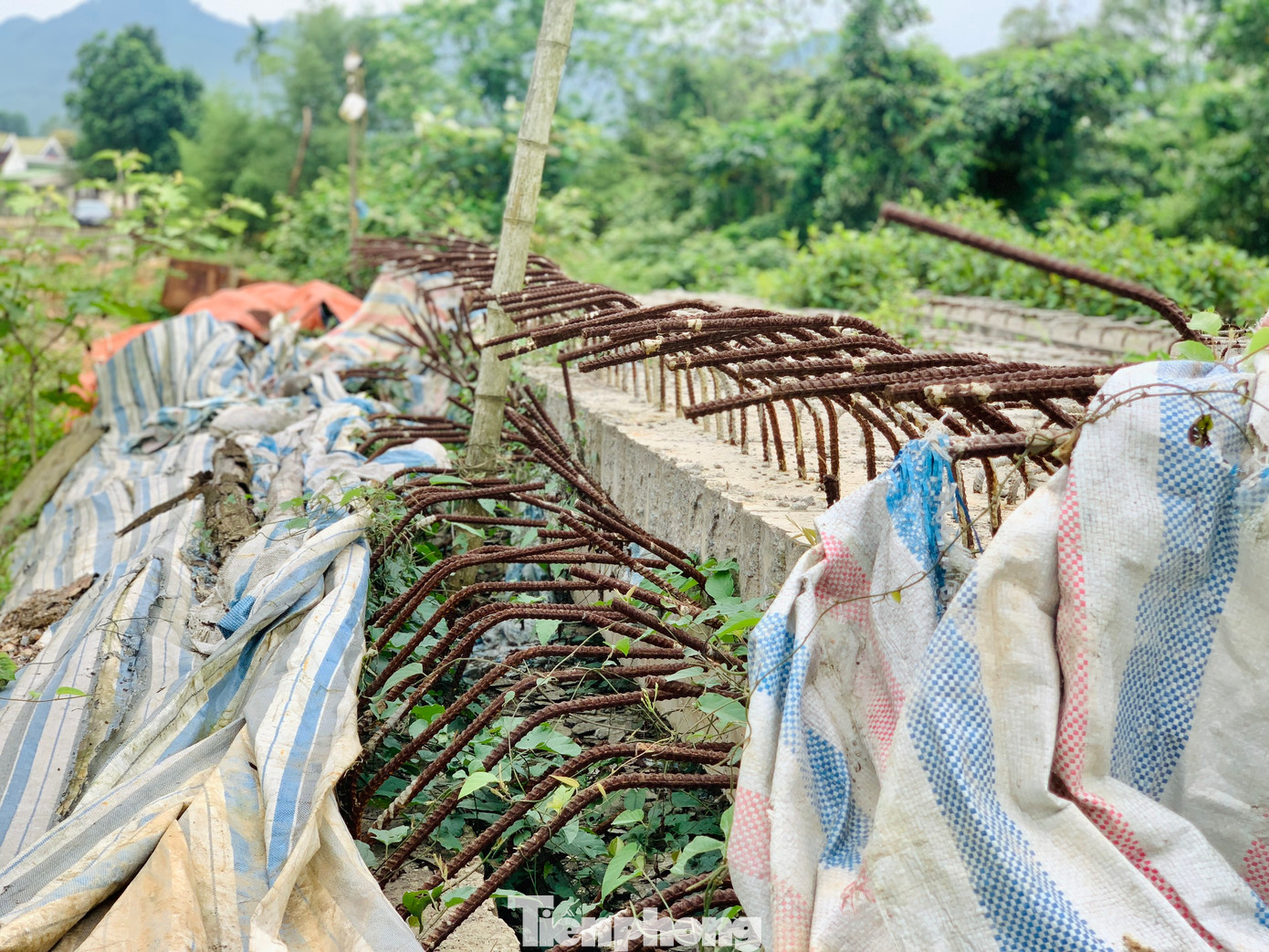 Vật liệu xây dựng để ngổn ngang tại công trình.