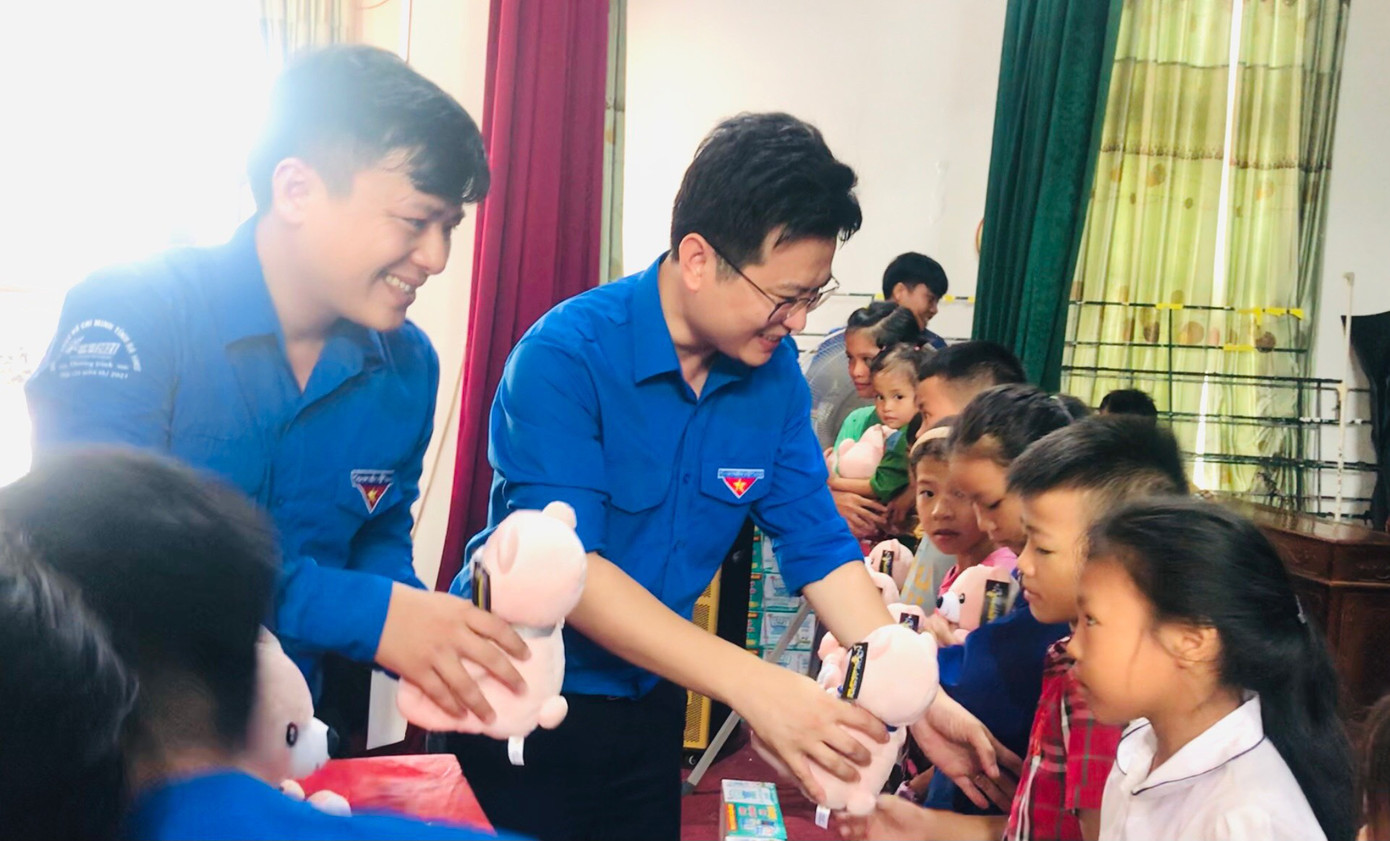 Hoạt động điểm cấp tỉnh được tổ chức tại thị xã Kỳ Anh với tổng giá trị nguồn lực trên 50 triệu đồng. Tại hoạt động đã trao tặng quà, tuyên truyền phòng, chống đuối nước; ra mắt 4 điểm phao cứu sinh, trao tặng 50 phao bơi, khai giảng 1 lớp dạy bơi miễn phí cho thiếu nhi gặp hoàn cảnh khó khăn.