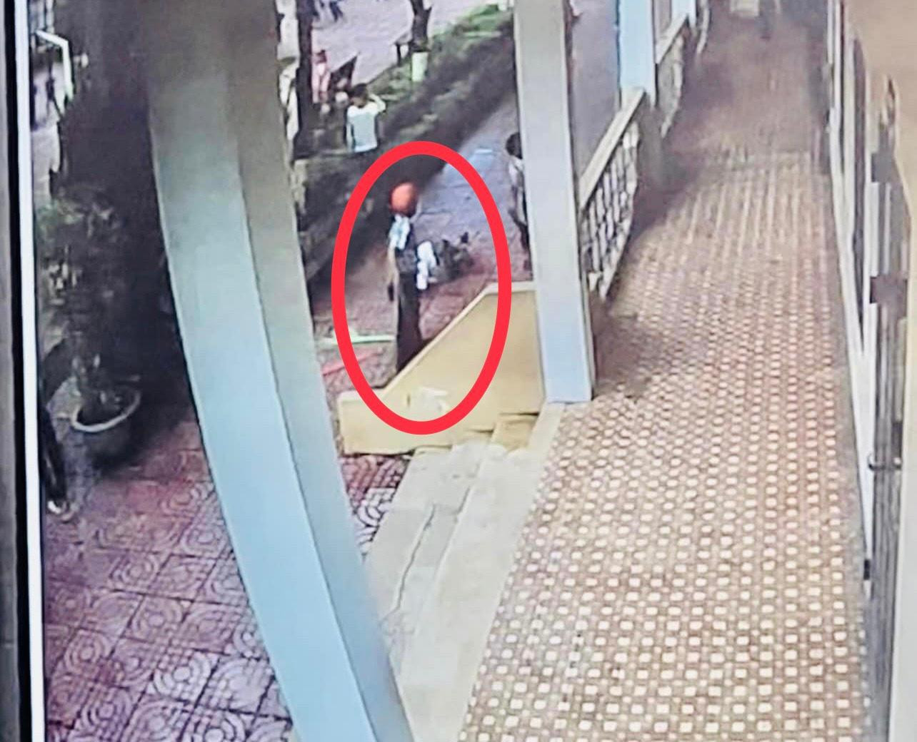 Vị trí học sinh rơi từ tầng hai xuống đất. (ảnh cắt từ clip) Vị trí học sinh rơi từ tầng hai xuống đất. (ảnh cắt từ clip)