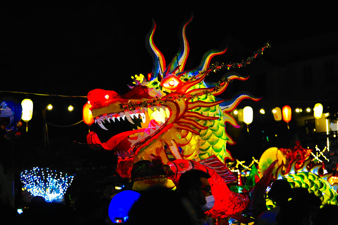 Được biết, để có những chiếc đèn trung thu cỡ lớn như vậy, một số người dân ở các địa phương đã lên ý tưởng và góp tiền trên tinh thần tự nguyện. Mỗi người một phần việc, từ làm khung sắt đến lắp đặt ánh sáng, trang trí mô hình …