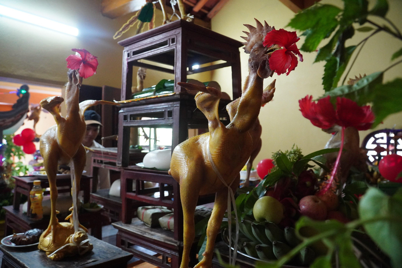 Tại nhà thờ dòng họ Võ Trọng (xã Bình An), trong những mâm cỗ cúng, gà luộc được tạo thế cầu kỳ, lạ mắt.