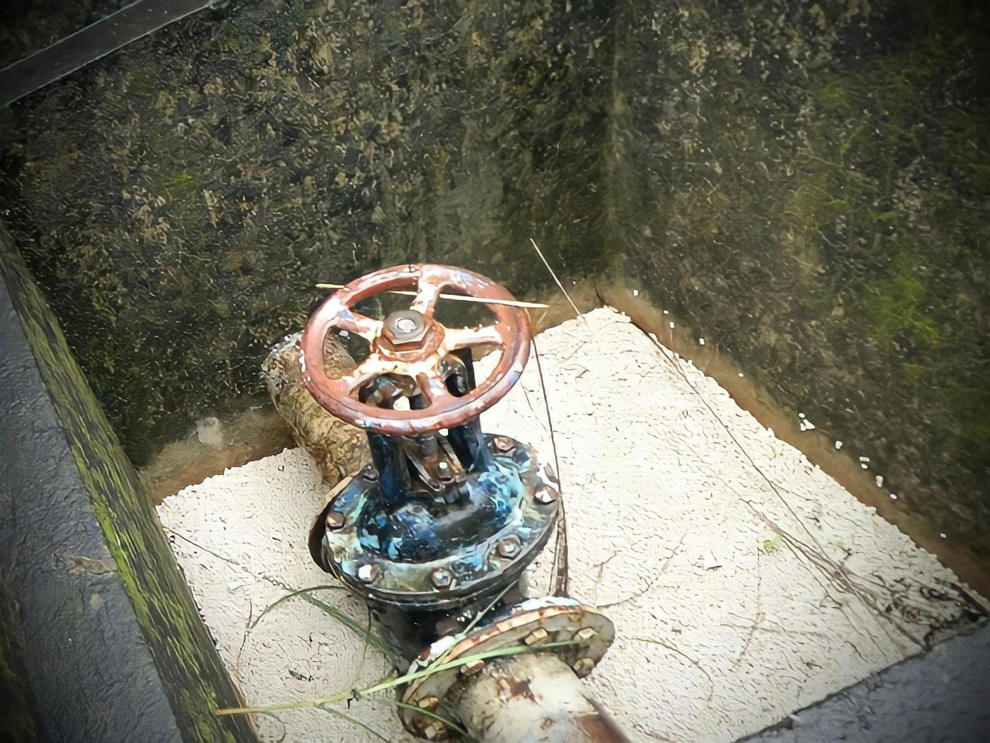 Đường ống điều tiết nước sử dụng được một thời gian ngắn rồi bỏ hoang gây lãng phí.