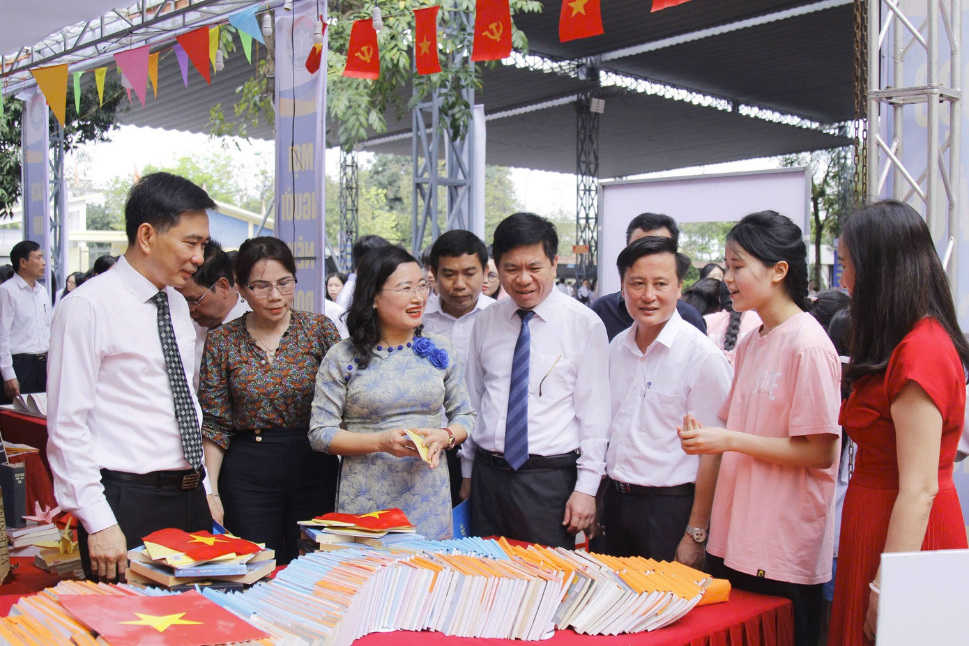 10 gian hàng với hàng nghìn đầu sách thuộc nhiều lĩnh vực lịch sử, văn hóa, nghệ thuật, kỹ năng sống, khoa học, công nghệ... được trưng bày.