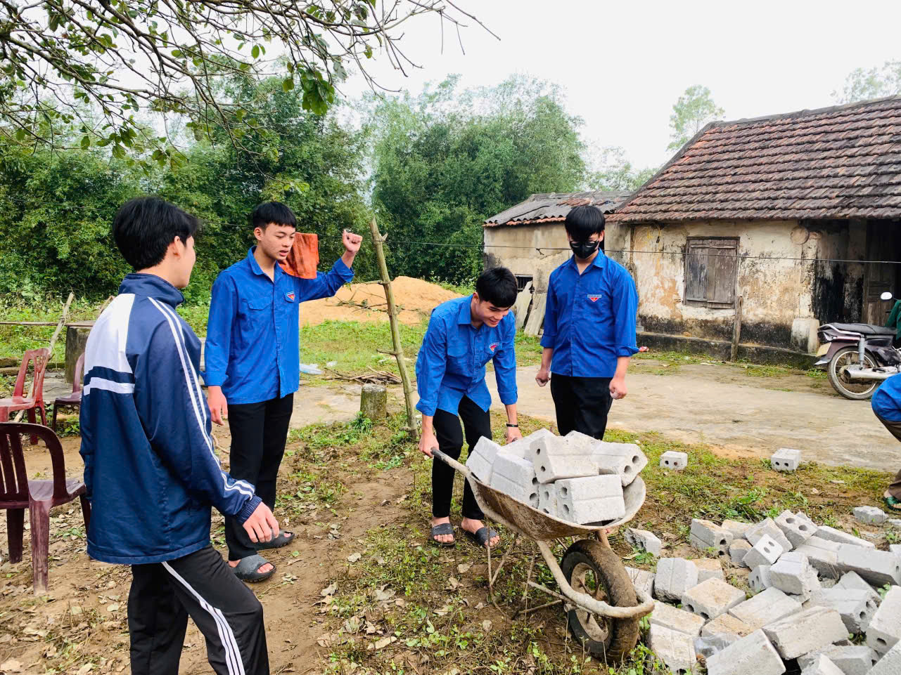 Đến nay, tuổi trẻ Hà Tĩnh đã thực hiện 2.250 hoạt động tình nguyện tham gia xây dựng nông thôn mới, đô thị văn minh.