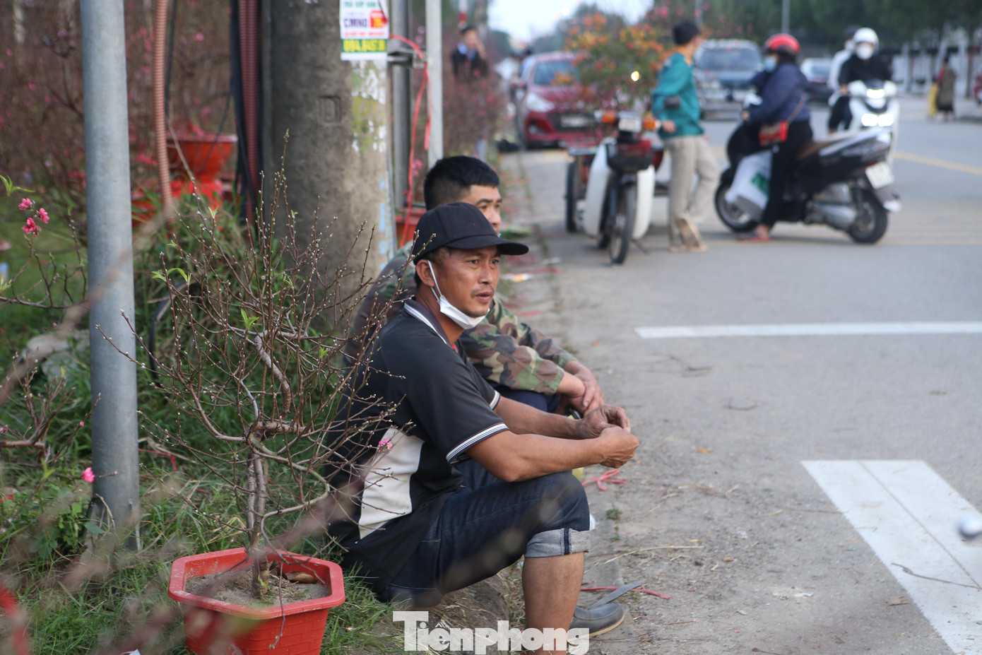 “Tôi đưa gần 400 gốc đào từ Nam Định vào đây để bán, nhưng thị trường năm nay tiêu thụ rất khó. So với những năm trước, giờ này bán chỉ còn số lượng ít, nhưng năm nay khó bán, dù giá đã giảm từ 100-200 ngàn đồng nhưng vẫn ít người mua. Tôi giờ chỉ mong bán hết để lấy lại số vốn đã bỏ ra”, anh Nguyễn Sang cho biết.