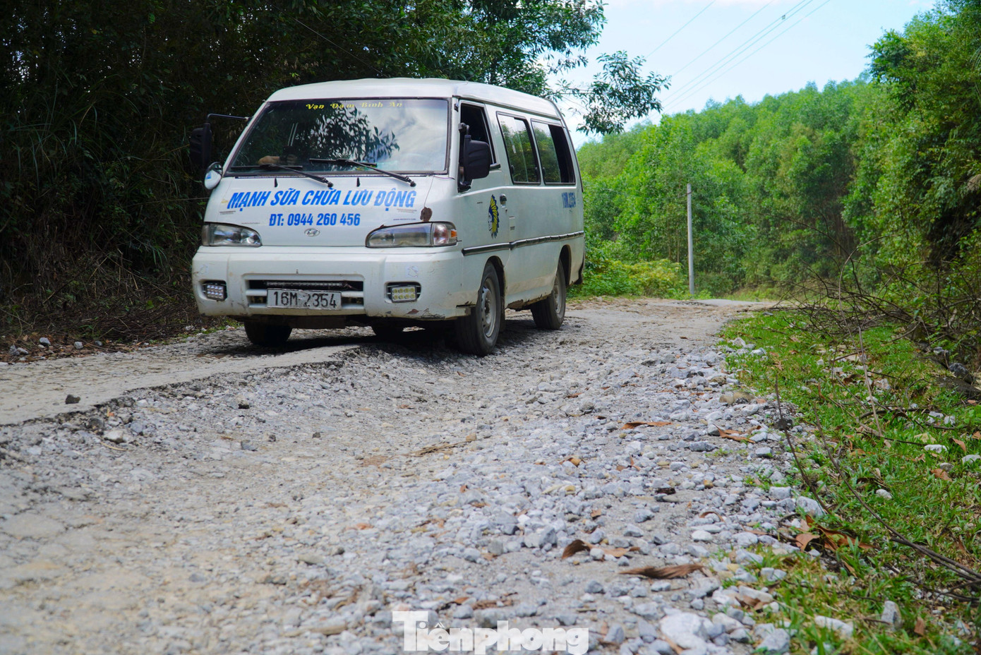 Mặt đường bong tróc, bị “băm” thành những viên đá lớn nhỏ, nhiều đoạn hư hỏng hoàn toàn.