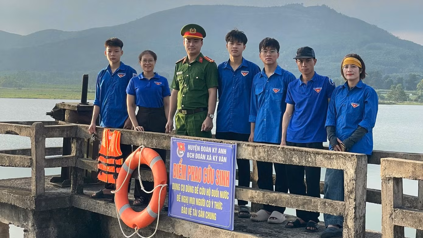 Tại huyện Kỳ Anh, các cơ sở Đoàn, Hội tiếp tục triển khai nhiều hoạt động phòng chống đuối nước trong dịp hè về như lắp đặt các điểm phao cứu sinh; biển báo phòng chống đuối nước; tuyên truyền lưu động;….