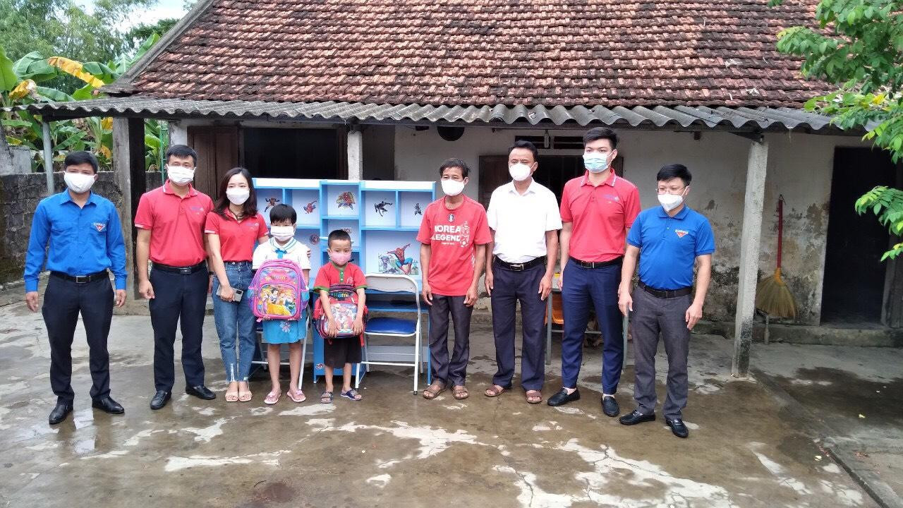 Những bàn học mới trao tặng giúp đỡ các em học sinh nhà nghèo nhằm hướng tới thực hiện ước mơ từ nơi góc học tập hướng đến tương lai. Những bàn học mới trao tặng giúp đỡ các em học sinh nhà nghèo nhằm hướng tới thực hiện ước mơ từ nơi góc học tập hướng đến tương lai.