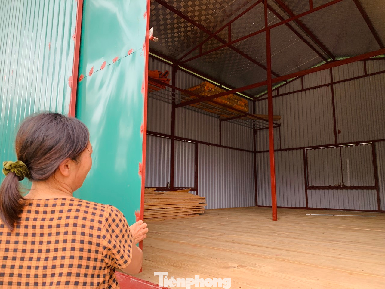 “Đến nay toàn xã Điền Mỹ đã có trên 60 hộ dân làm nhà phao và 200 hộ có bè phao tránh lũ. Sáng kiến hữu hiệu làm nhà phao nổi này cũng đã giúp đảm bảo tính mạng và tài sản cho người dân. Chi phí cũng không quá lớn nên thời gian tới, địa phương sẽ động viên người dân làm nhà phao để người dân sống chung với lũ một cách an toàn”, Chủ tịch UBND xã Điền Mỹ cho hay.