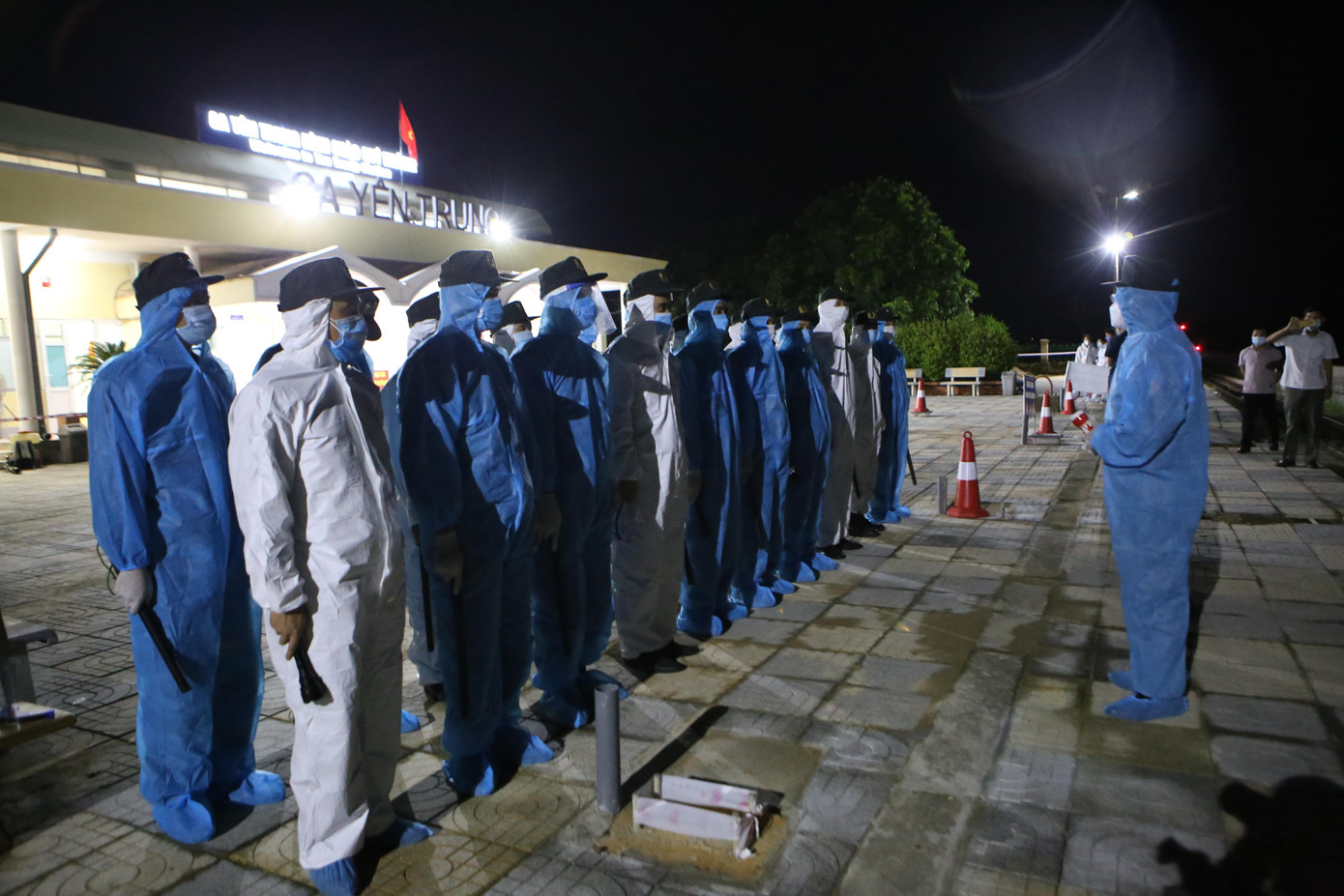 Các ngành chức năng huy động khoảng 100 người gồm công an, quân sự, thanh niên tình nguyện, y tế hỗ trợ công tác phòng chống dịch. Các ngành chức năng huy động khoảng 100 người gồm công an, quân sự, thanh niên tình nguyện, y tế hỗ trợ công tác phòng chống dịch.