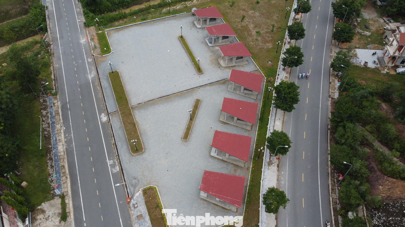 Một phần dự án 30 tỷ nhìn từ trên cao. Trong ảnh 7 nhà lưu niệm, sân bãi chưa hoàn thiện. Một phần dự án 30 tỷ nhìn từ trên cao. Trong ảnh 7 nhà lưu niệm, sân bãi chưa hoàn thiện.