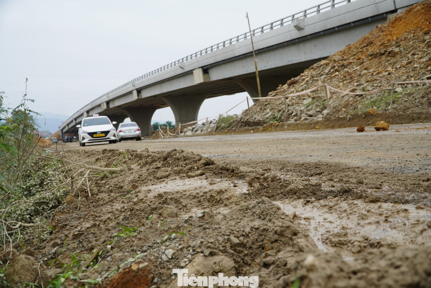 Theo thỏa thuận, quá trình thi công phải có 2 làn xe hai bên cầu vượt quốc lộ 8, kết cấu đường công vụ có mặt đường kết cấu láng nhựa; đảm bảo hệ thống báo hiệu đường bộ đầy đủ, sáng rõ; hệ thống thoát nước dọc… Nhưng thực tế nhà thầu chỉ thực hiện 1 bên phía phải tuyến quốc lộ 8 (theo hướng di chuyển từ TX Hồng Lĩnh đi Đức Thọ).