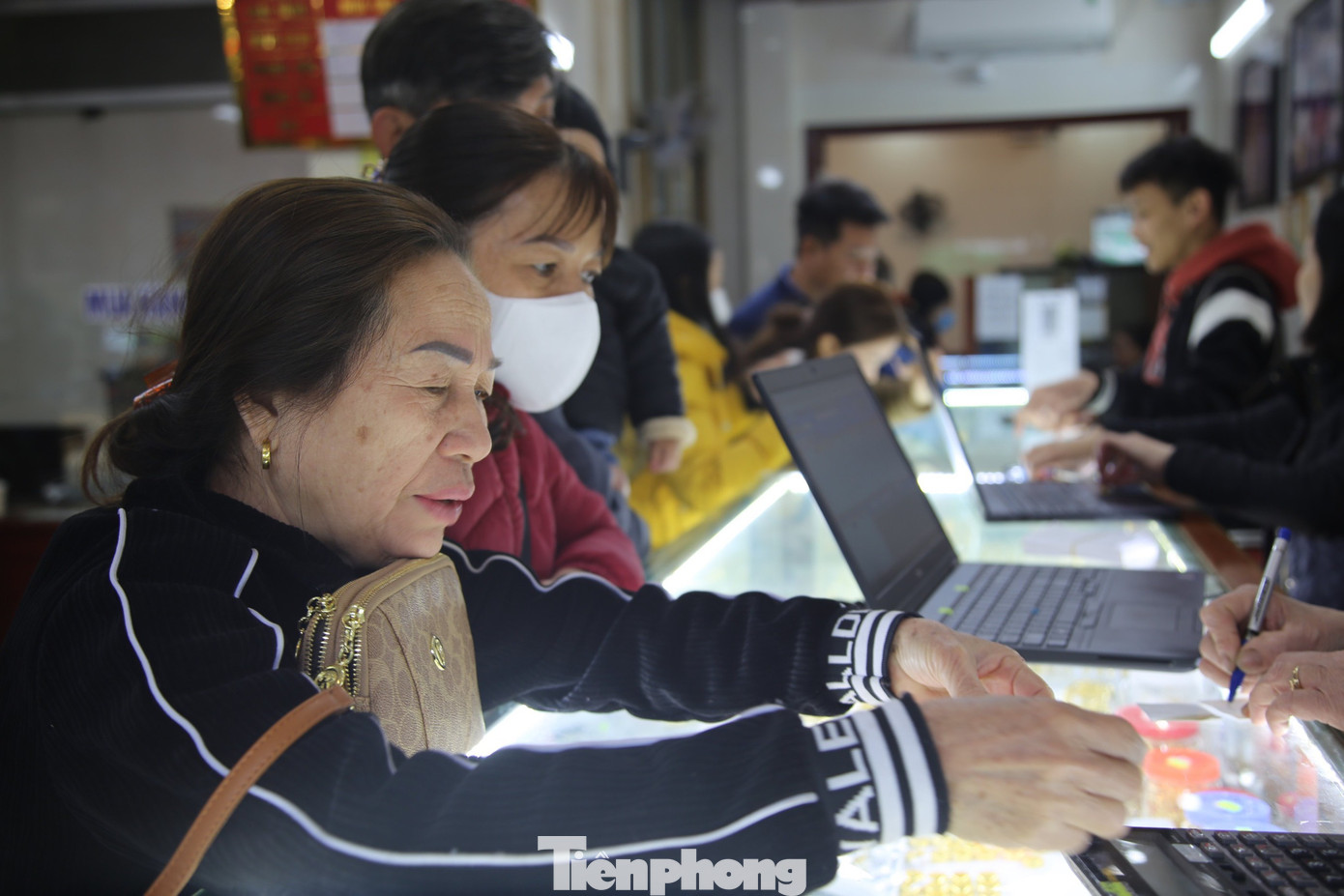 Nhiều người mua chọn mẫu vàng mình yêu thích, vừa làm trang sức vừa cầu mong tài lộc trong ngày vía Thần tài. Nhiều người mua chọn mẫu vàng mình yêu thích, vừa làm trang sức vừa cầu mong tài lộc trong ngày vía Thần tài.