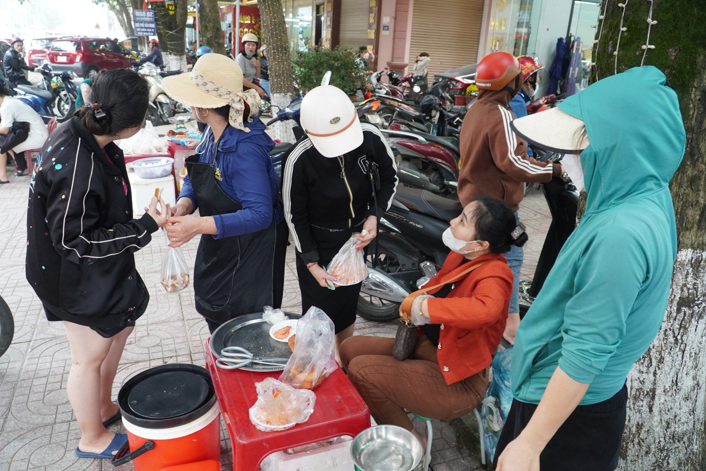 Theo nhiều người đến mua hàng, họ đã đi làm trở lại nên không có thời gian làm mâm cỗ cúng tại nhà. Theo nhiều người đến mua hàng, họ đã đi làm trở lại nên không có thời gian làm mâm cỗ cúng tại nhà.