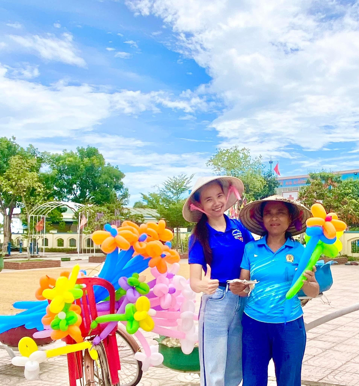 Bán bóng bay gây quỹ của tuổi trẻ Hà Tĩnh được nhiều người dân ủng hộ.