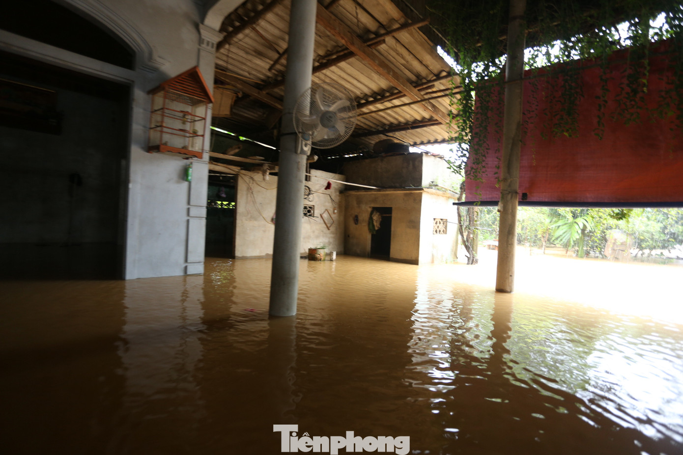 Theo báo cáo nhanh của Ban Chỉ huy phòng chống thiên tai và tìm kiếm cứu nạn tỉnh Hà Tĩnh, tại huyện Hương Khê có 5.494 hộ dân bị nước vào vườn; hàng chục điểm trường học, hội quán và bưu điện bị ngập; nhiều tuyến đường giao thông, cầu tràn bị ngập, sạt lở nghiêm trọng. Cũng tại huyện Hương Khê, mưa lũ đã khiến 2 người chết, 1 người mất tích, đang được lực lượng chức năng nỗ lực tìm kiếm.