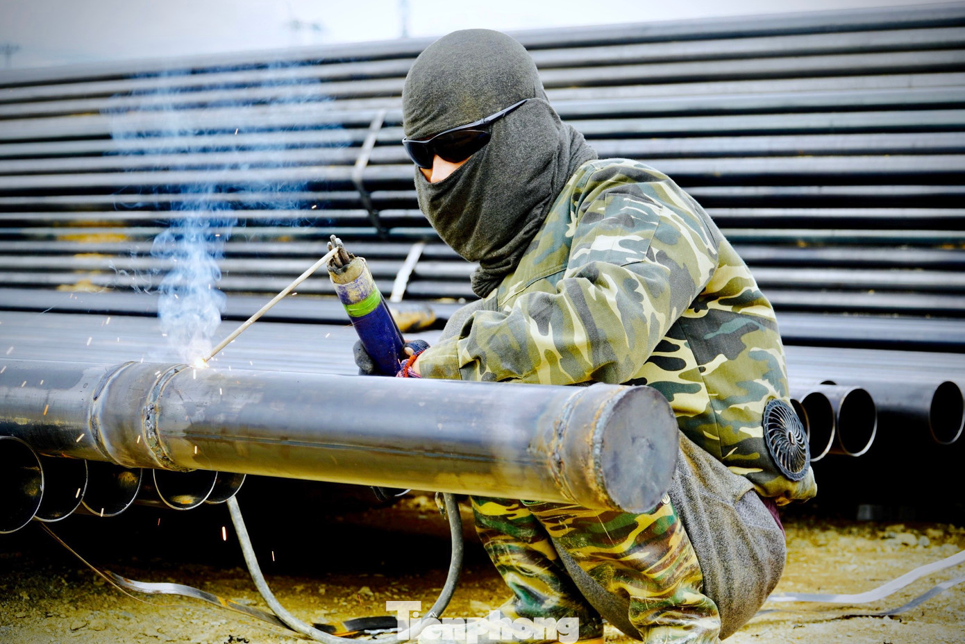 Để đảm bảo tiến độ, nhà thầu tổ chức thi công 3 ca liên tục, huy động máy móc, thiết bị hiện đại.