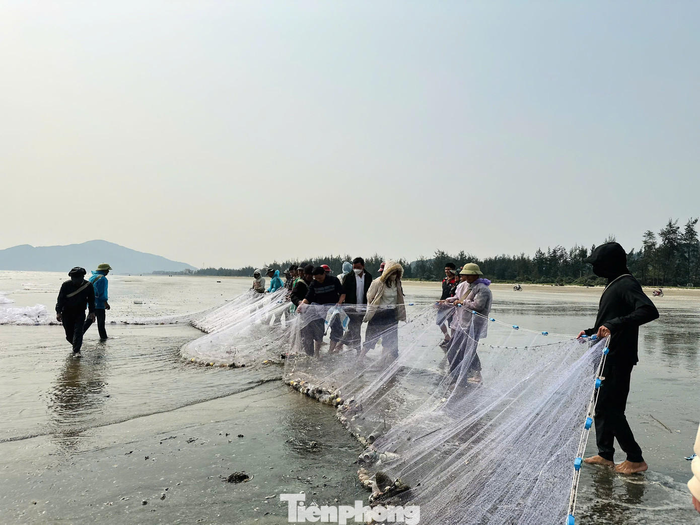 "Mỗi ngày ra đánh bắt gần bờ, nếu may mắn, mẻ lưới có thể thu về cả triệu đồng. Tiền công của lao động được chia theo sản lượng, người có thể kiếm được từ 200.000-300.000 đồng/ngày, cũng có ngày kiếm bạc triệu", ngư dân Nguyễn Văn Hải (SN 1954, trú xã Thịnh Lộc) chia sẻ.