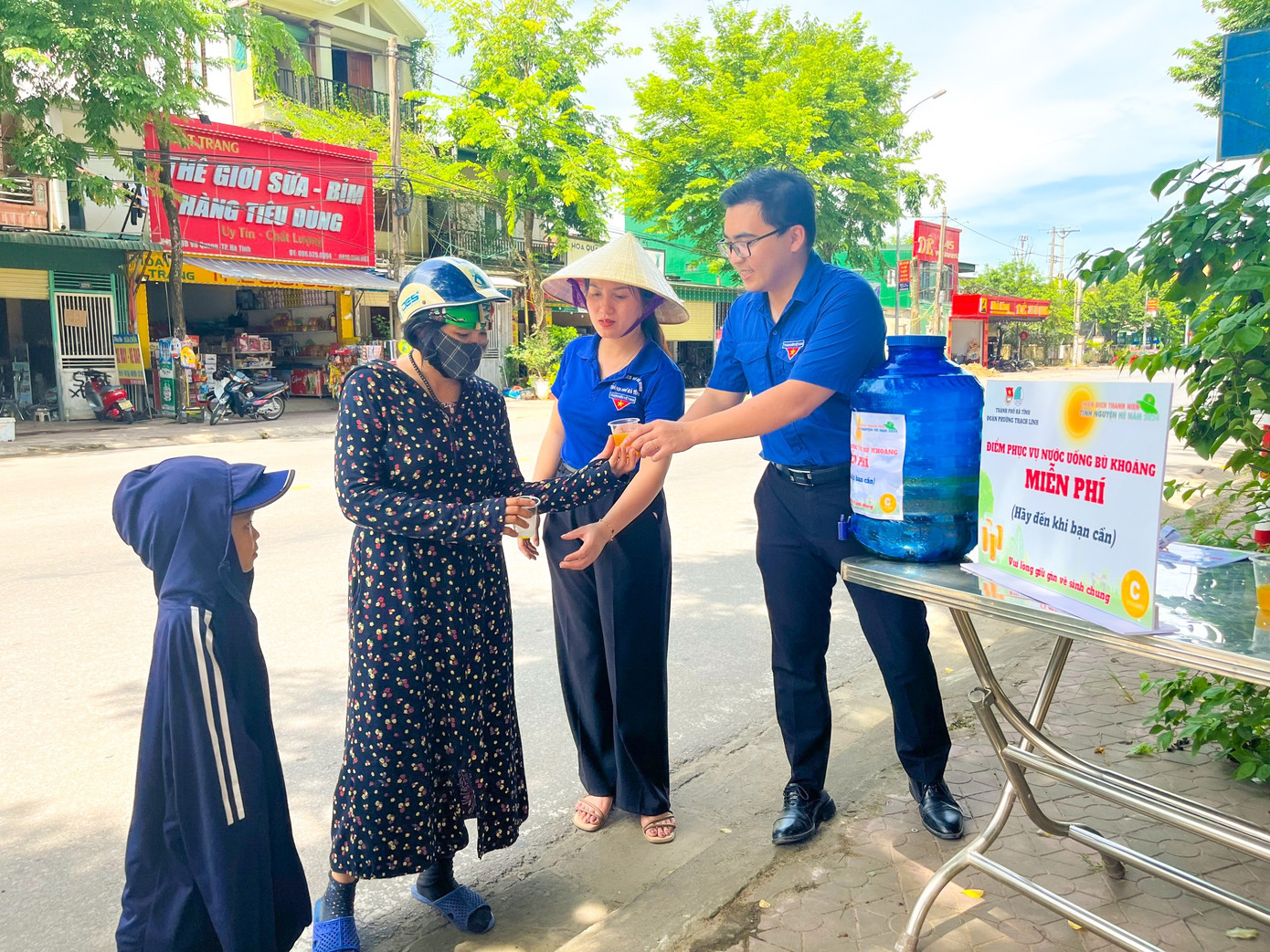 Những cốc nước xoa dịu cơn khát cho những người đi đường. Với sự chân thành và tình cảm yêu thương, hành động của các bạn trẻ thành phố Hà Tĩnh đã góp phần tiếp sức hỗ trợ người dân trong ngày hè oi bức. Những cốc nước xoa dịu cơn khát cho những người đi đường. Với sự chân thành và tình cảm yêu thương, hành động của các bạn trẻ thành phố Hà Tĩnh đã góp phần tiếp sức hỗ trợ người dân trong ngày hè oi bức.