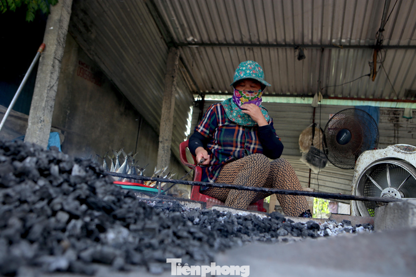 Tại các bếp lúc nào cũng đặt hai chiếc quạt cạnh bên, một chiếc thổi than, quạt còn lại làm mát cơ thể. Để tránh nắng nóng, những người phụ nữ phải khoác nhiều áo, bịt nhiều lớp khẩu trang.