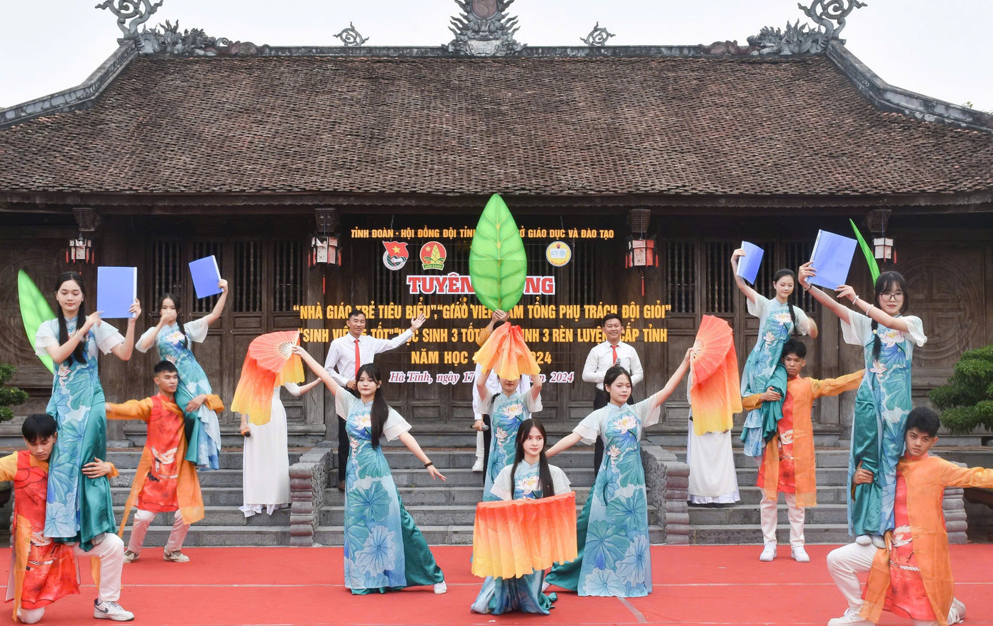 Một số tiết mục văn nghệ trong lễ tuyên dương.