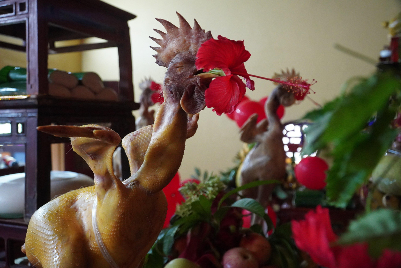 Gà được gắn hoa để tạo nên mâm cỗ có đủ màu sắc đẹp mắt.